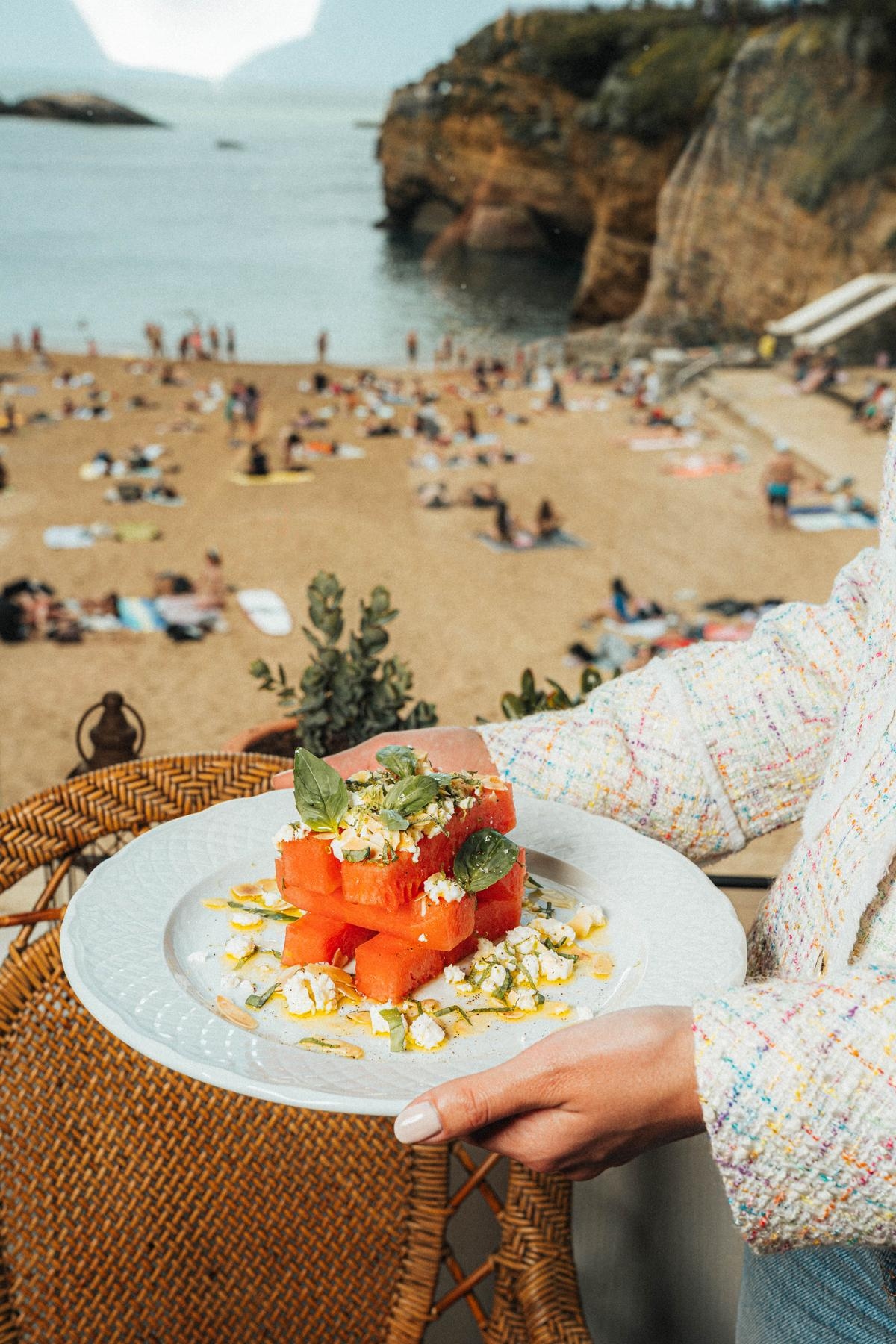 A Biarritz abbiamo testato un nuovo ristorante festoso e gourmet, Le Petit Café