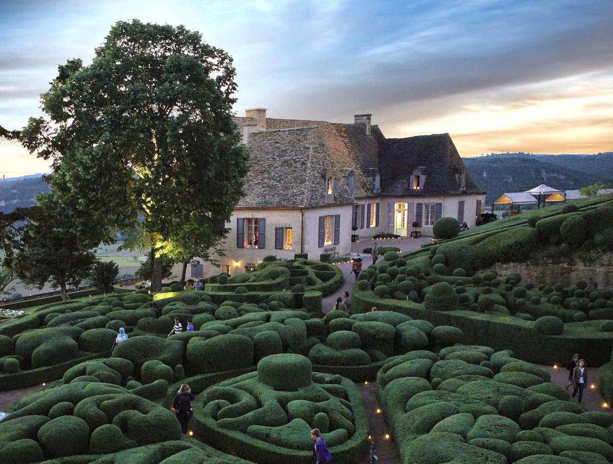 Vacanze in Dordogna: giardini di Marqueyssac, castello di Commarque, i siti più belli da visitare di notte quest'estate