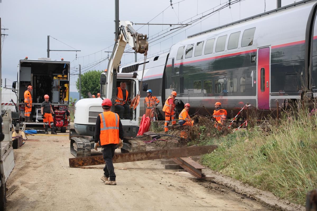 Train crash in Tonneins: earthworks pending the vehicle being split in two