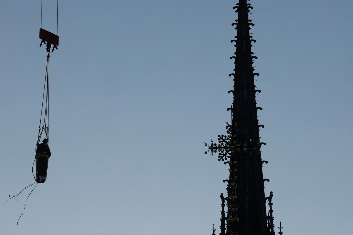 Notre-Dame de Paris : une première statue de la flèche réinstallée