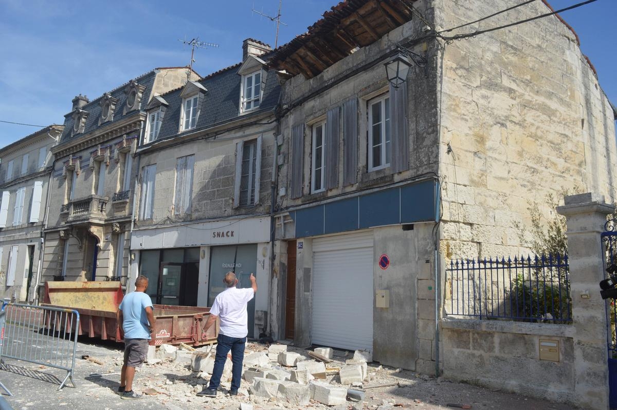 Saintes: a roof collapses onto the roadway on rue Saint-Eutrope