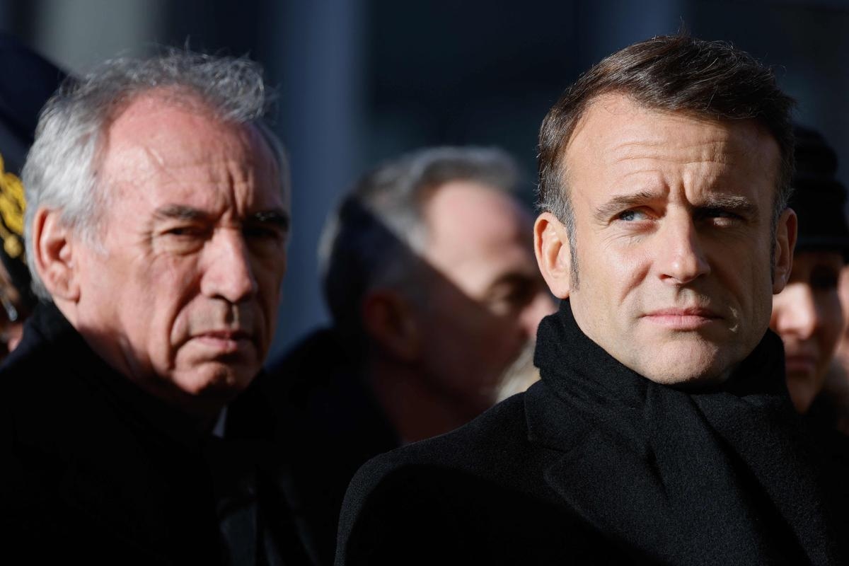 Slight increase in popularity for Emmanuel Macron and François Bayrou in July