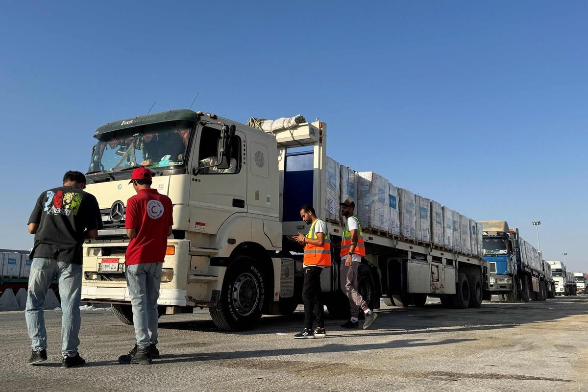 Ajuda humanitária em Gaza: Caminhão de comida capota sobre multidão e deixa 20 mortos, segundo Defesa Civil