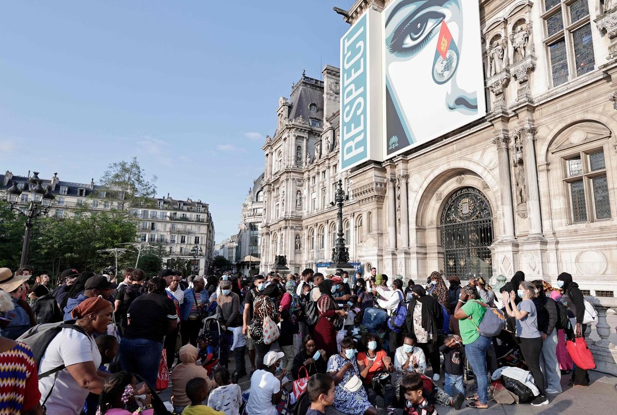 More than 200 homeless migrants ready to spend the night in front of Paris City Hall