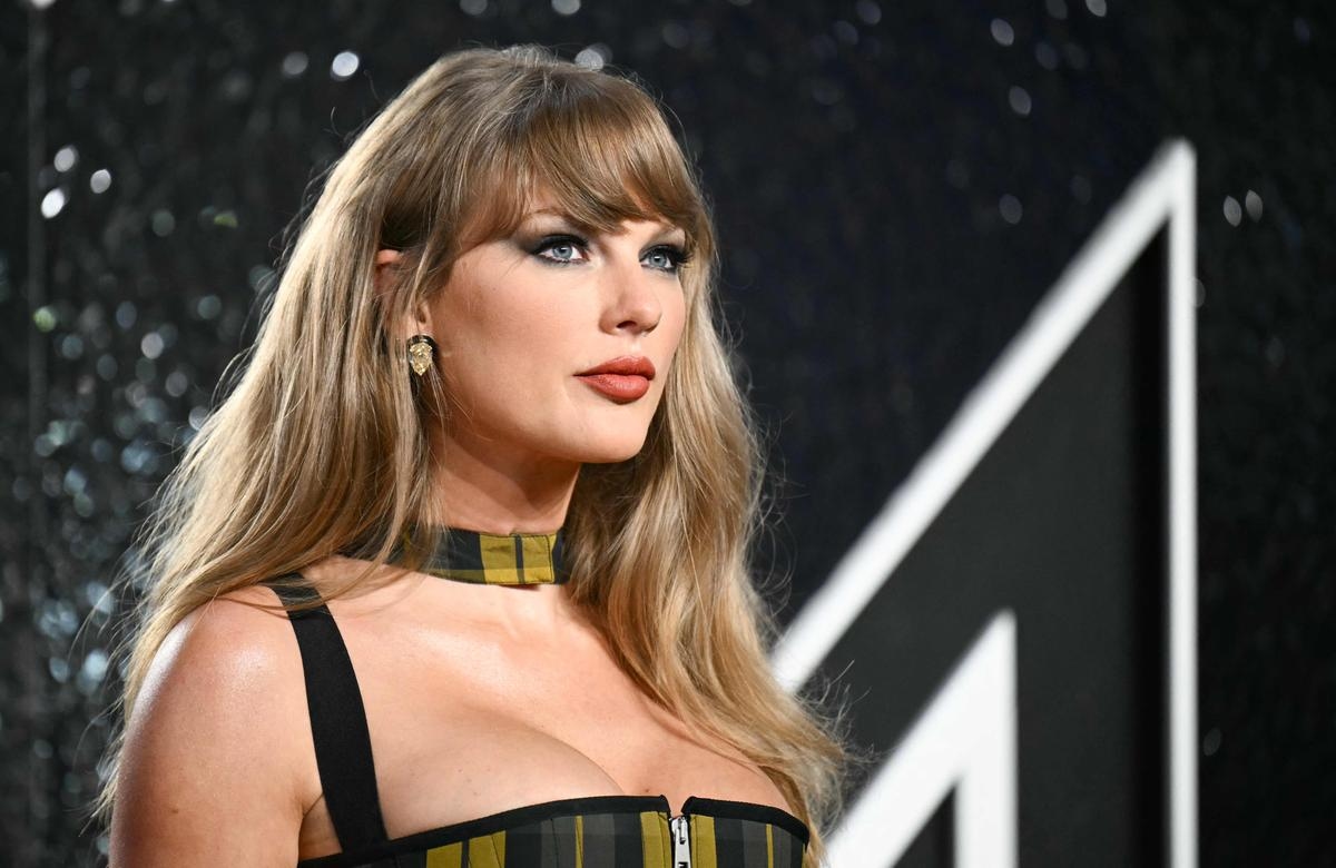 Taylor Swift wird am 3. Oktober ihr 12. Album „The Life of a Showgirl“ veröffentlichen und das Cover enthüllen.