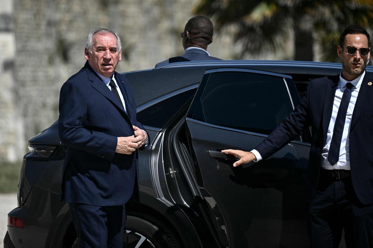 Supresión de dos días festivos: «François Bayrou juega con fuego»
