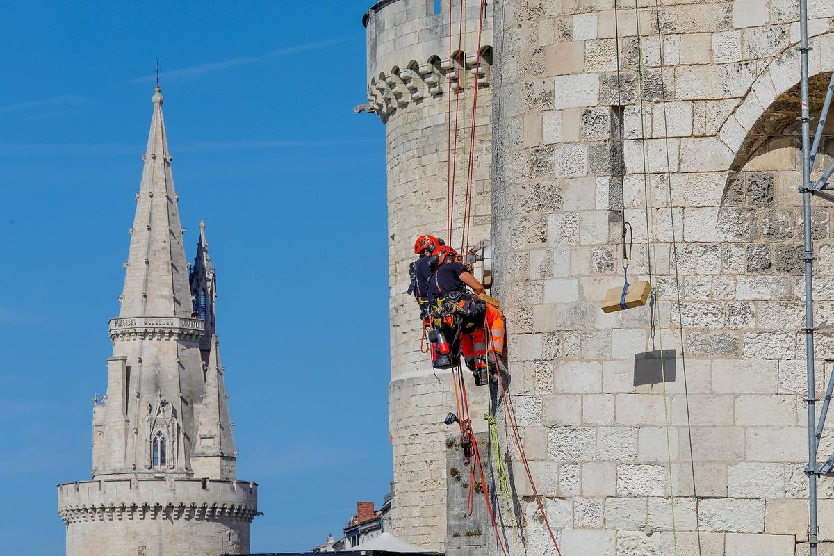 La Rochelle'de, Saint-Nicolas kulesinin yanlarında akrobasi amaçlı bir inşaat alanı düzenleniyor