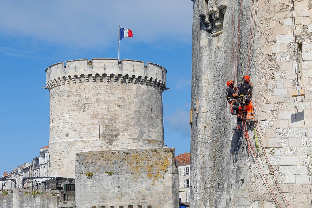 IN IMMAGINI. A La Rochelle, il vertiginoso intervento degli acrobati sulla torre Saint-Nicolas