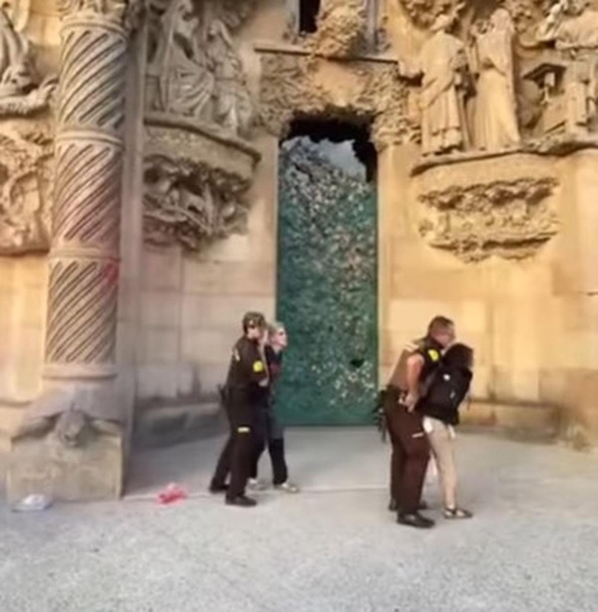 Vídeo: Ecologistas pintan con spray la fachada de la Sagrada Familia de Barcelona