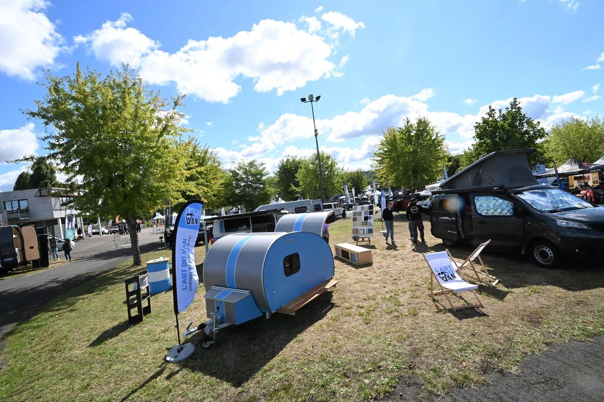 Entre vans aménagés et « kits amovibles », un salon des véhicules nomades à Bordeaux ce week-end