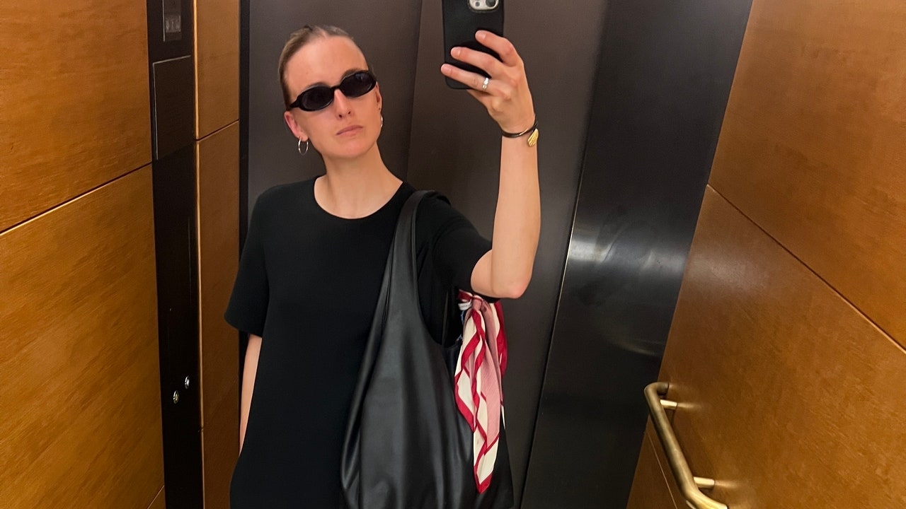 Ce vêtement minimaliste est porté par toutes les rédactrices de VOGUE en été
