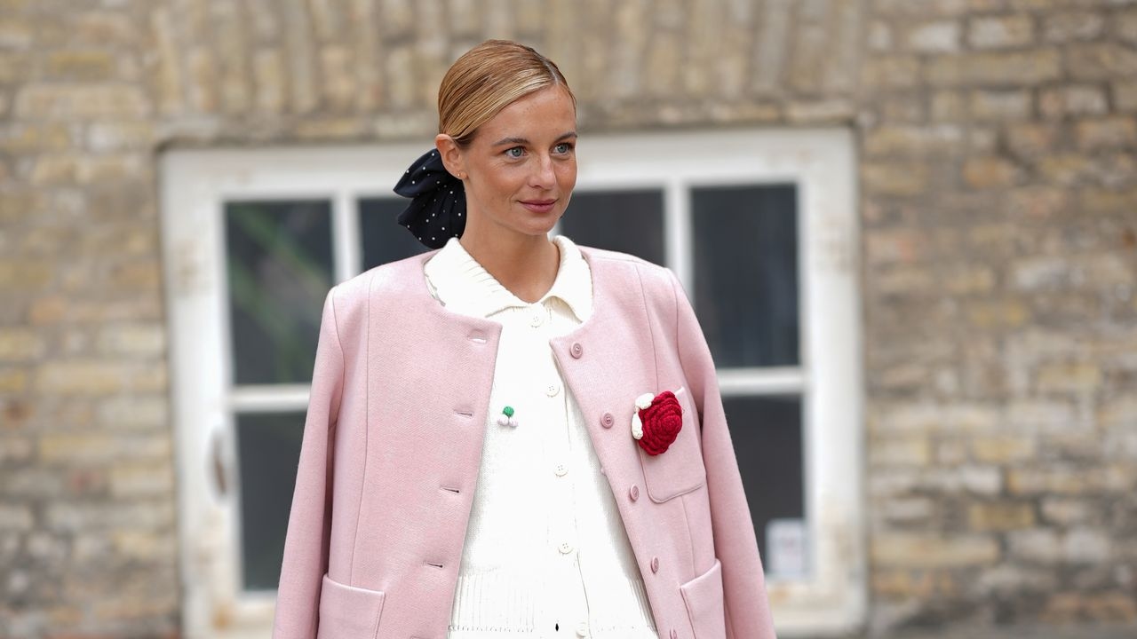Long blouses and leggings: The 80s trend is back – how it will be styled in 2025