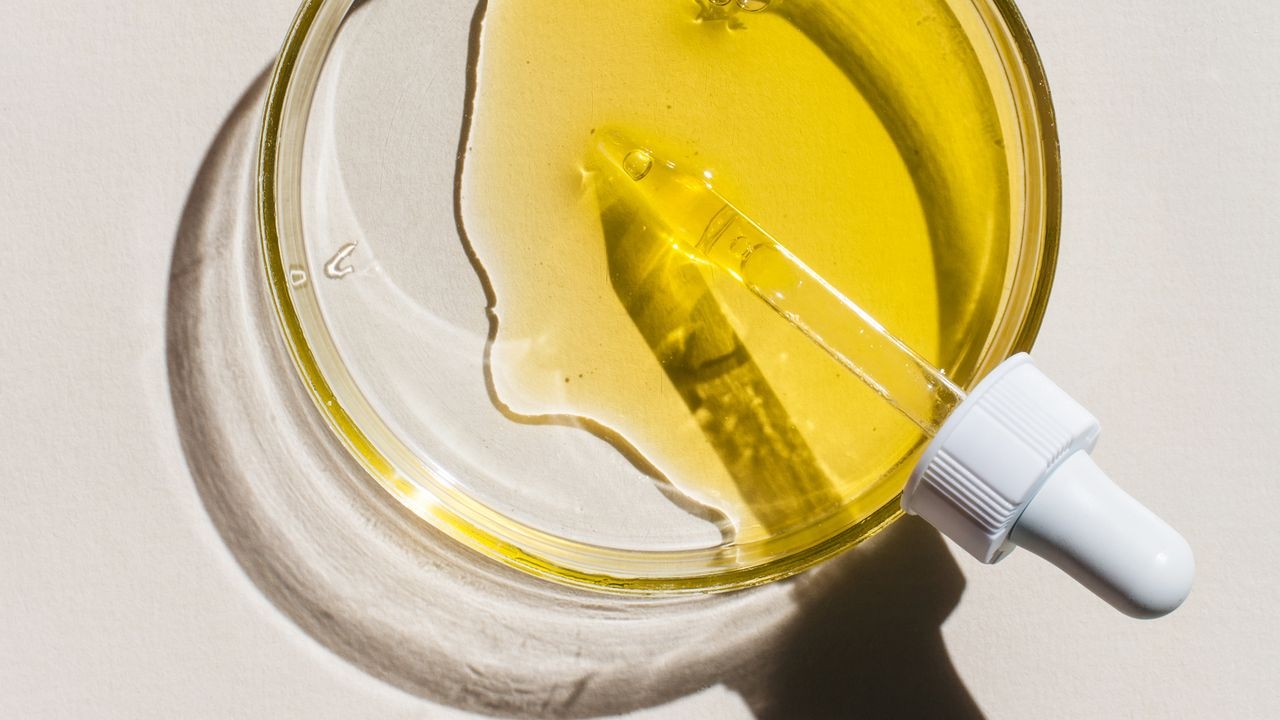 Castor oil – the best products for hair, skin and eyelashes