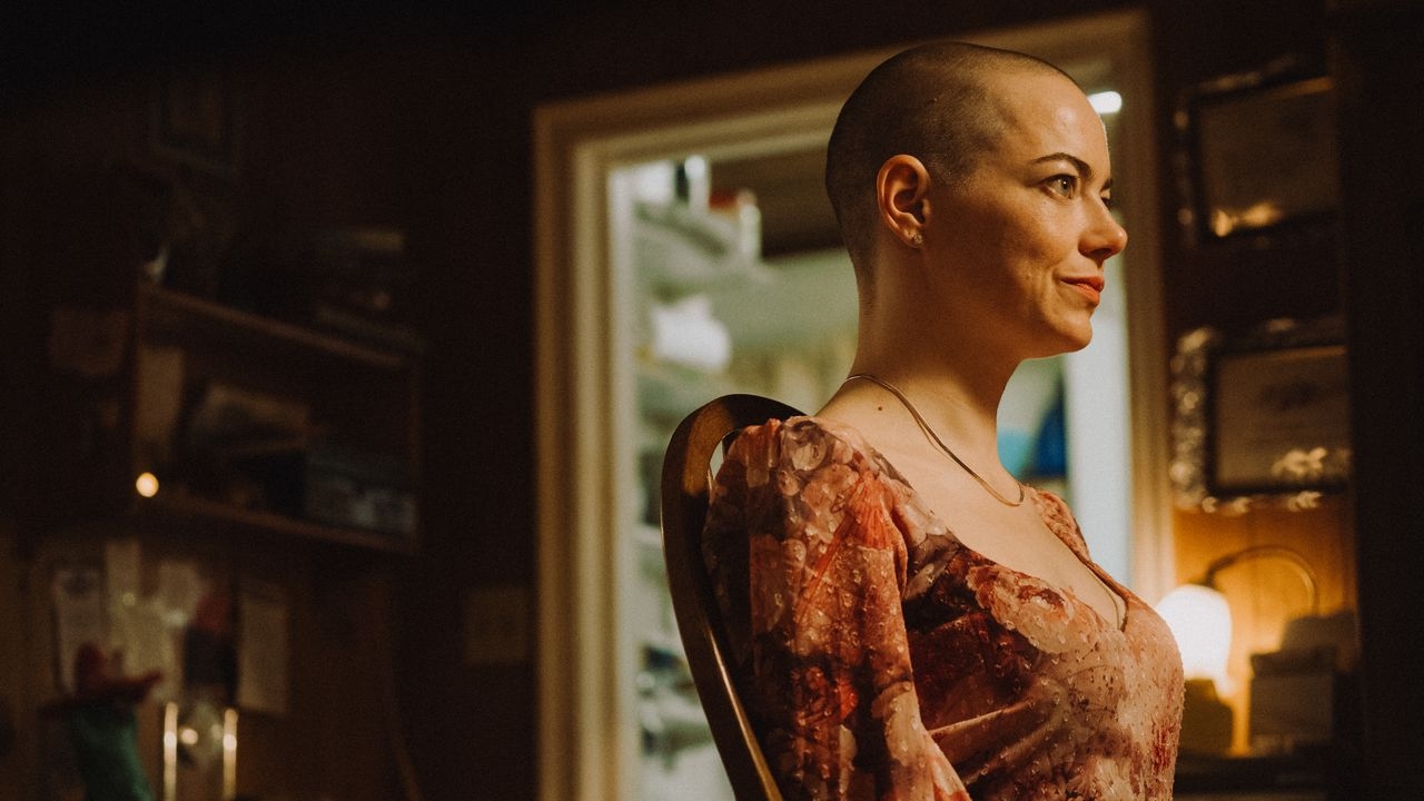 Emma Stone com a cabeça careca – para seu novo e bizarro filme "Bugonia"