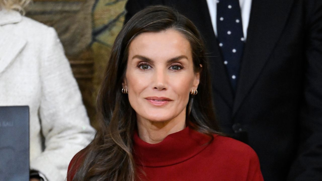 Królowa Letizia prezentuje najelegantszy sposób na połączenie spódnicy midi i swetra na zimę 2025.