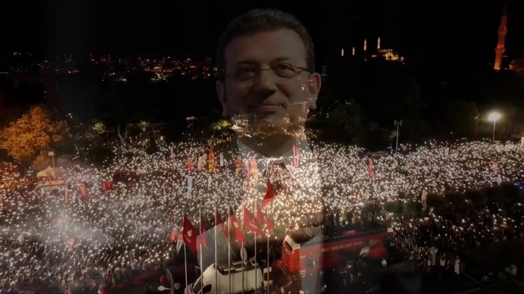 Özgür Özel si è rivolto a Erdoğan durante il raduno del centesimo giorno: "Sarai sconfitto da una fototessera di İmamoğlu"