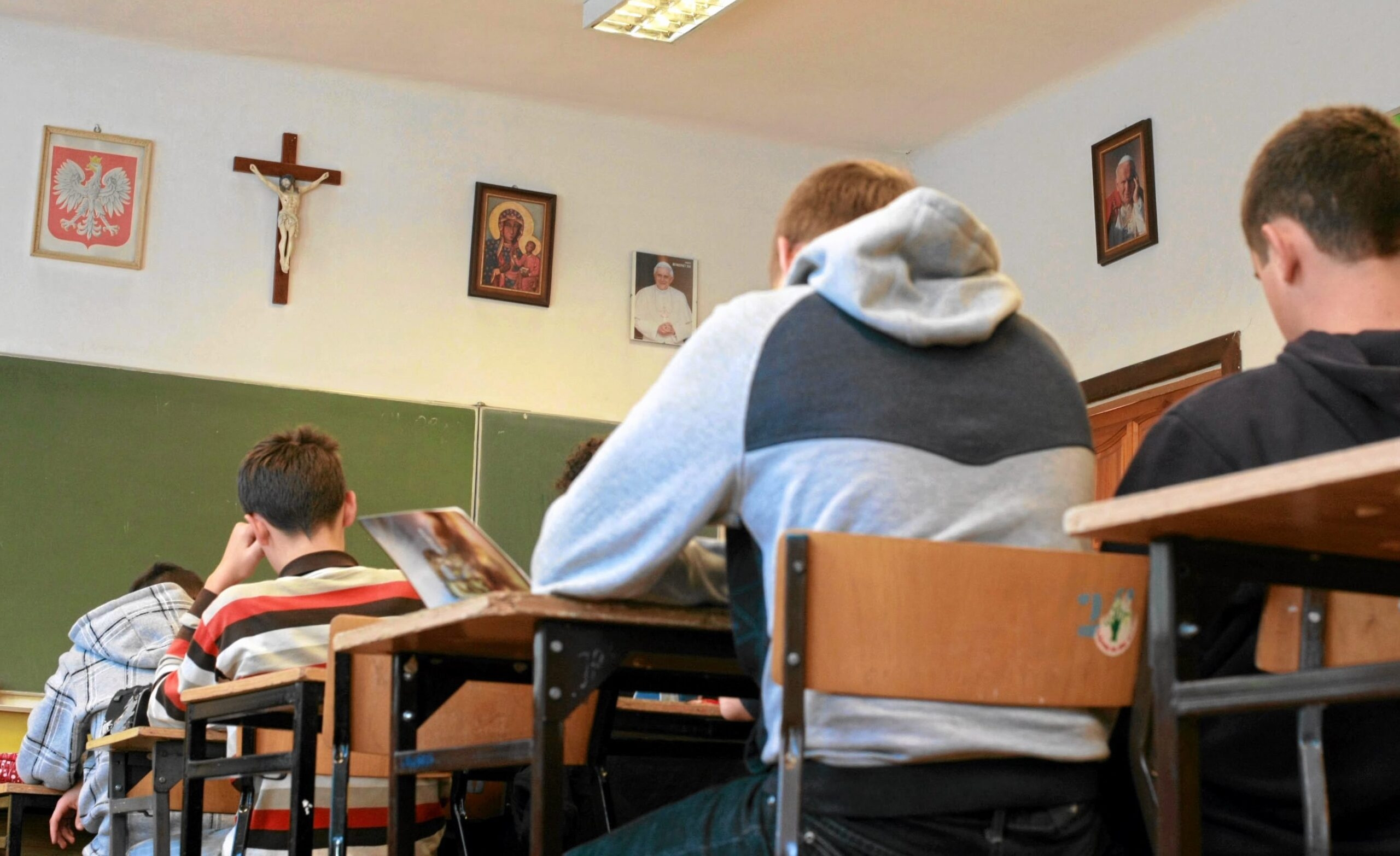 Constitutioneel hof oordeelt tegen bezuinigingen van Poolse regering op godsdienstonderwijs op scholen