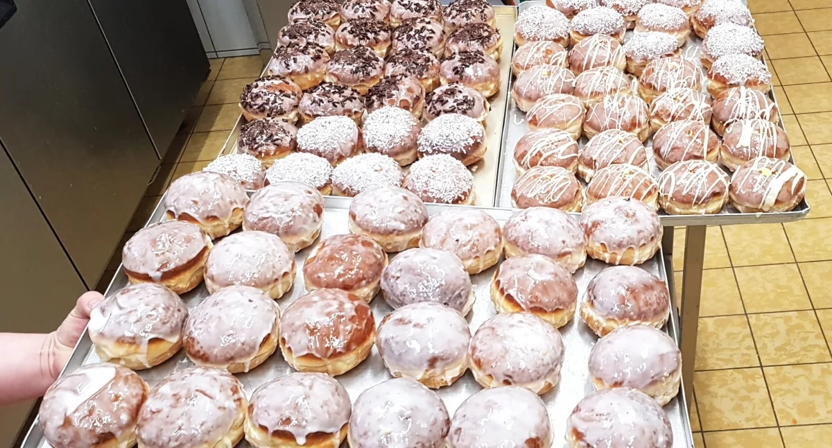 À la pâtisserie ! Parce qu'aujourd'hui c'est Jeudi Gras