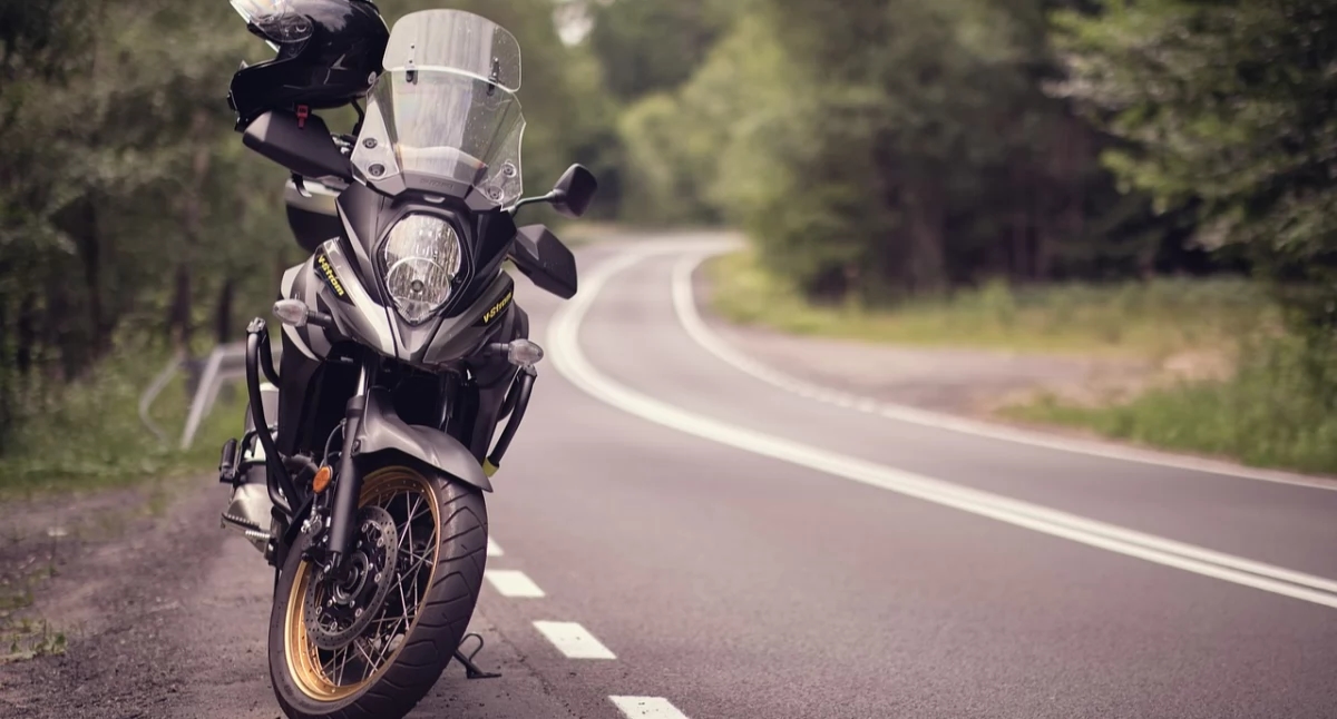 Accidente en Domanowice. La motocicleta chocó contra un poste.