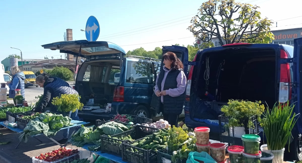 Wiosna w pełni, a klientów na targu tak jakby mniej. Sprzedawcy mówią o swoich obawach