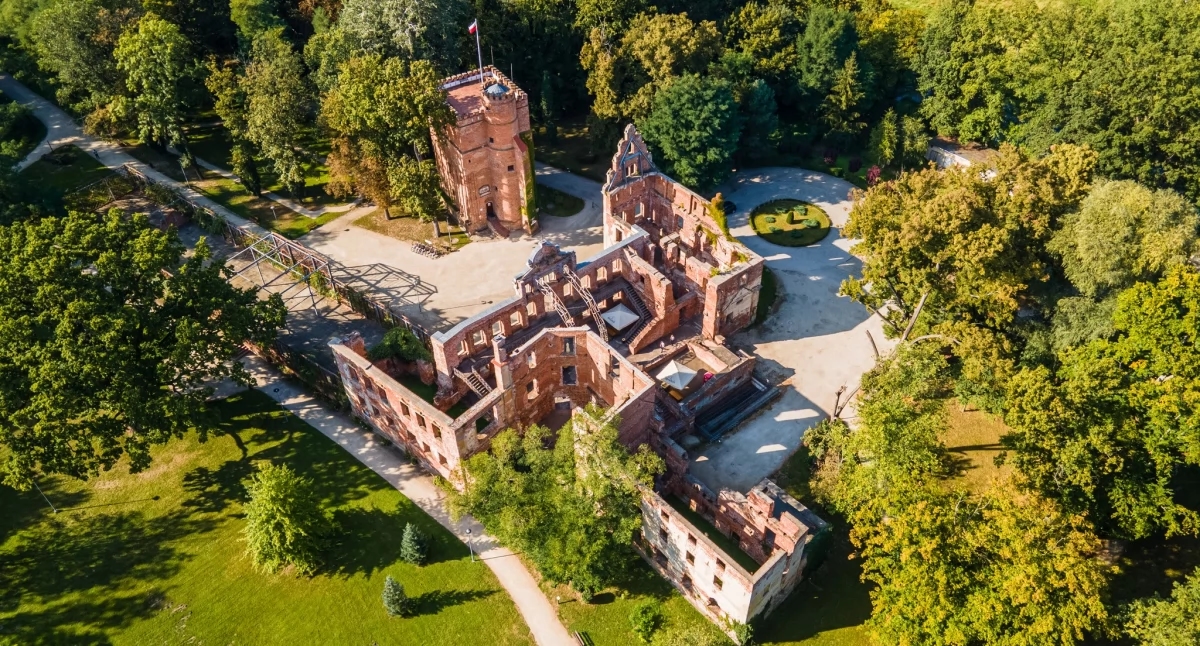Folk sounds among the palace trees
