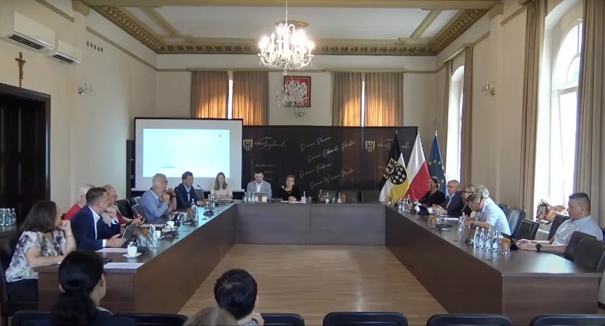 —¡No estamos en Bielorrusia! —critica un concejal a la administración del distrito.