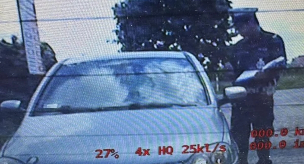 Geen rijbewijs, geen veiligheidsgordel, geen verbeelding. Hij werd betrapt tijdens een routinematige verkeerscontrole.