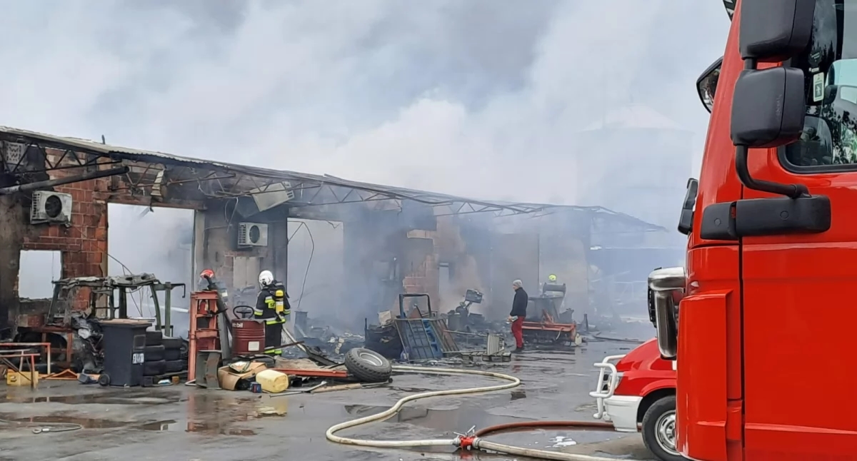 Incendie majeur à Karnice : le combat acharné des pompiers pour éteindre l'incendie dans une dépendance. Sécurité face au danger – Rapport d'incident.