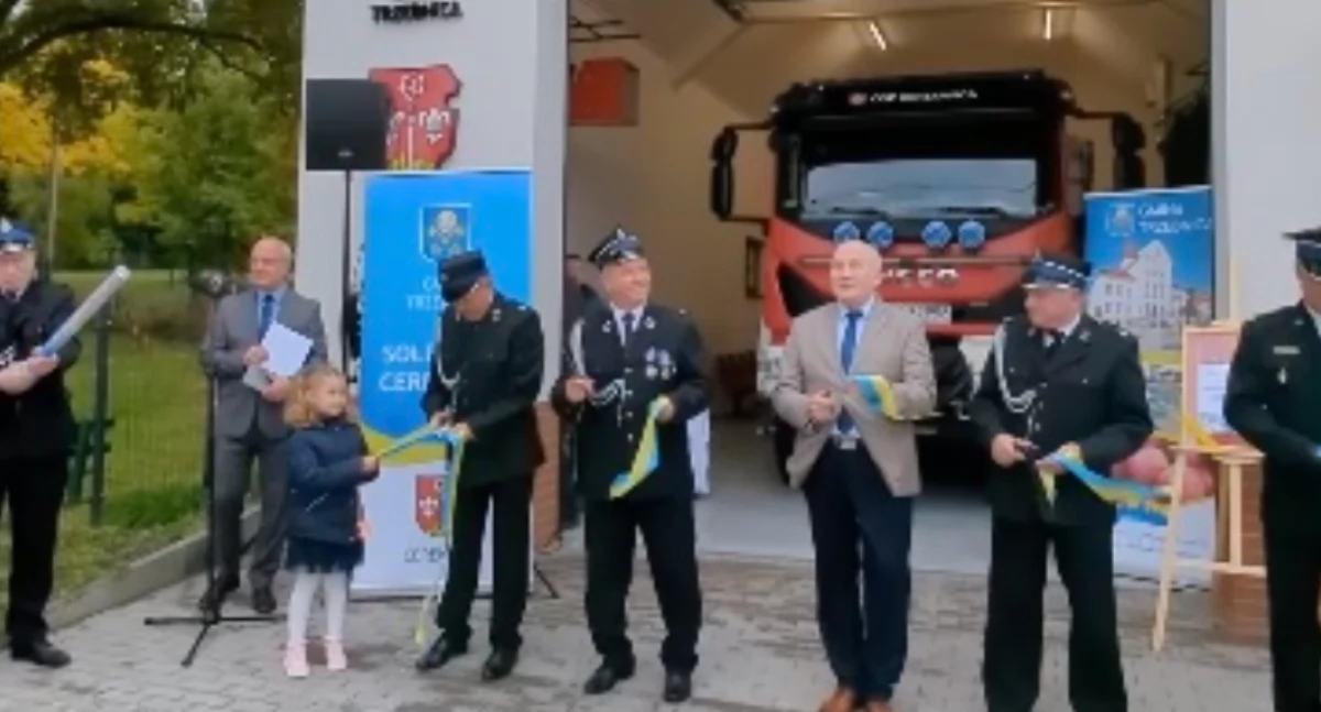 Promotion dans le style de Trzebnica, c'est-à-dire l'inauguration de la caserne des pompiers… qui est aussi un garage