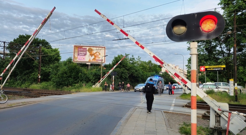 Inutile de franchir les barrières. 2 000 PLN pour avoir grillé un feu rouge ou contourné les barrières.