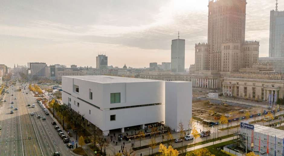 El diario francés elogia el museo de Varsovia. "Una herramienta maravillosa para compartir arte"