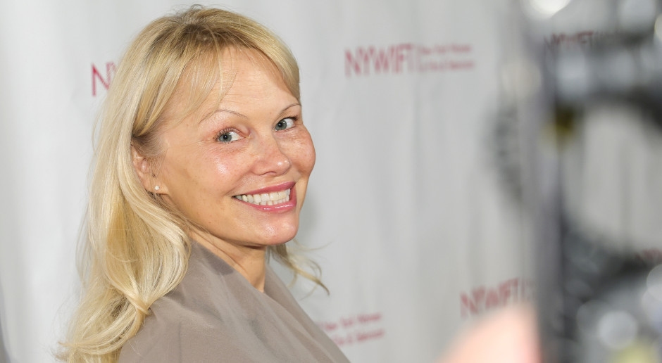 Pamela Anderson Has a Drastic Hair Cut. This Trendy Joan of Arc Bob Is a Bull's Eye!