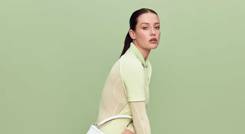Lacoste presenta íconos de la moda. Un bolso tipo falda de tenis es un éxito de la colección.