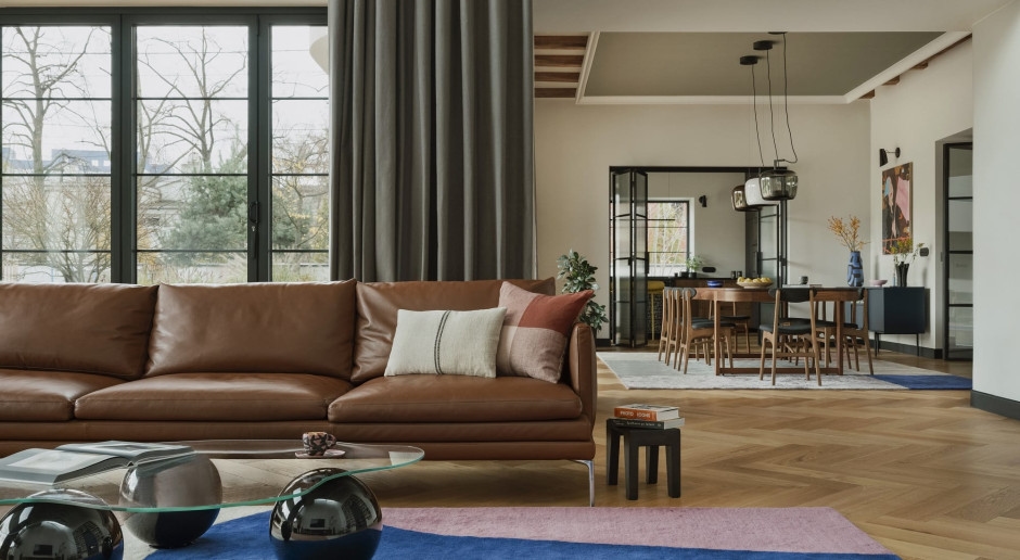 INTERIEUR DER WOCHE: Modernistische Villa in Łódź erstrahlt wieder im Glanz. Innen Holz, Licht und ein schönes Badezimmer