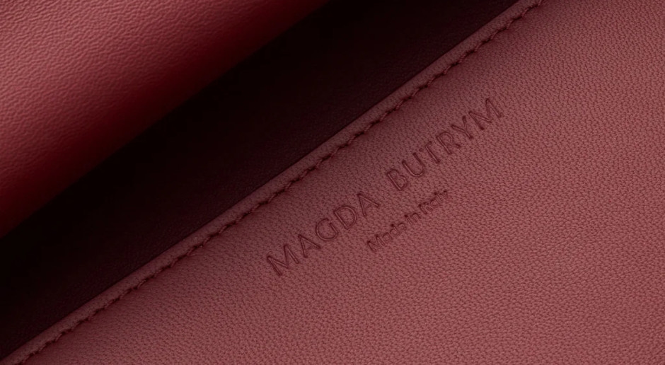 Magda Butrym criou uma nova it-bag. A bolsa faz referência às suas raízes polonesas.