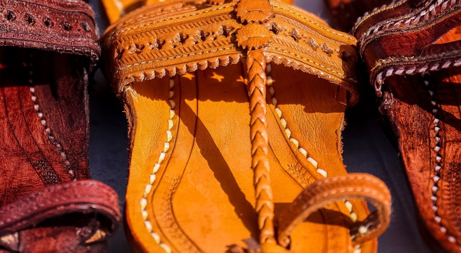 Non Birkenstock, non Crocs, ma queste infradito sono il successo dell'estate 2025. Tutto merito del passo falso di Prada