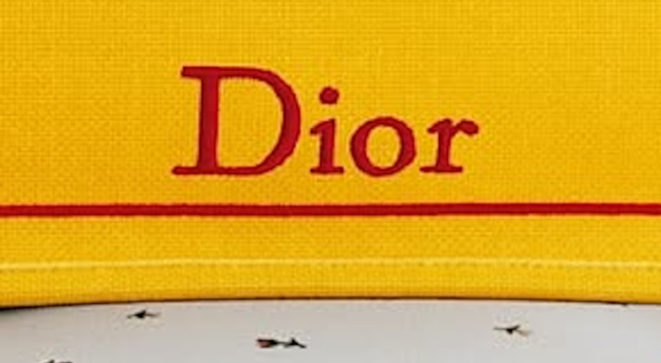 Dior rilancia la borsa iconica. Sarà il leitmotiv di tutta la collezione di Jonathan Anderson.