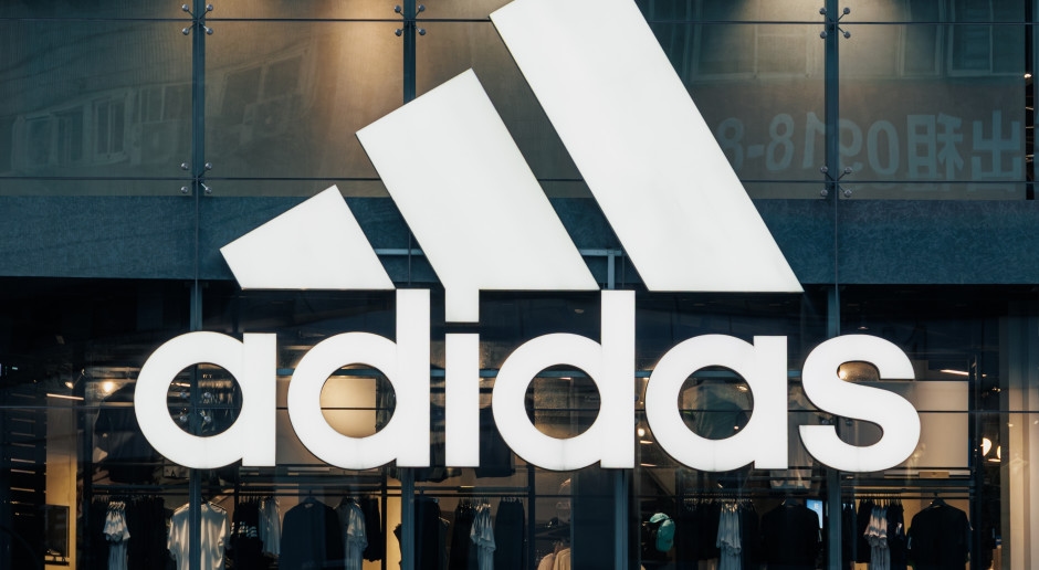Donkere wolken hangen boven het merk Adidas. Het ministerie is verontwaardigd over de nieuwe collectie van het merk.