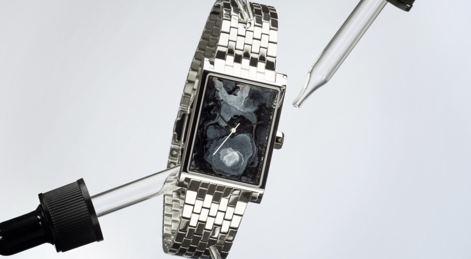 Een Pool onder de kunstenaars van Vieren. Het Zwitserse merk viert zijn 5-jarig jubileum met een collectie handbeschilderde horloges.