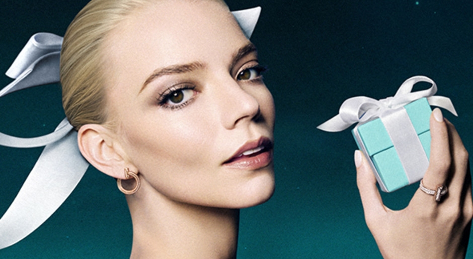¡Se acerca la Navidad! Anya Taylor-Joy en la campaña "El amor es un regalo" de Tiffany & Co., como una estrella de cine retro.