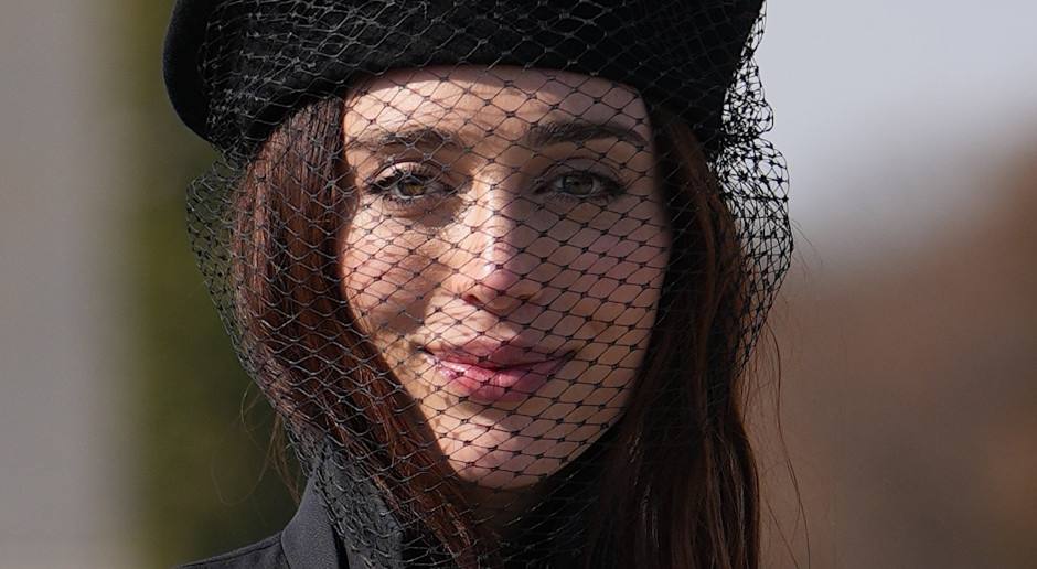 Eiffel Tower kitsch for 1 euro or a staple of timeless elegance? The beret is back on the list of top trends for fall 2025!