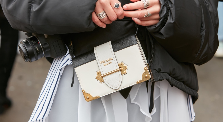 Produtos falsificados estão na moda? A verdade sobre os "acessórios de luxo" da geração Z.