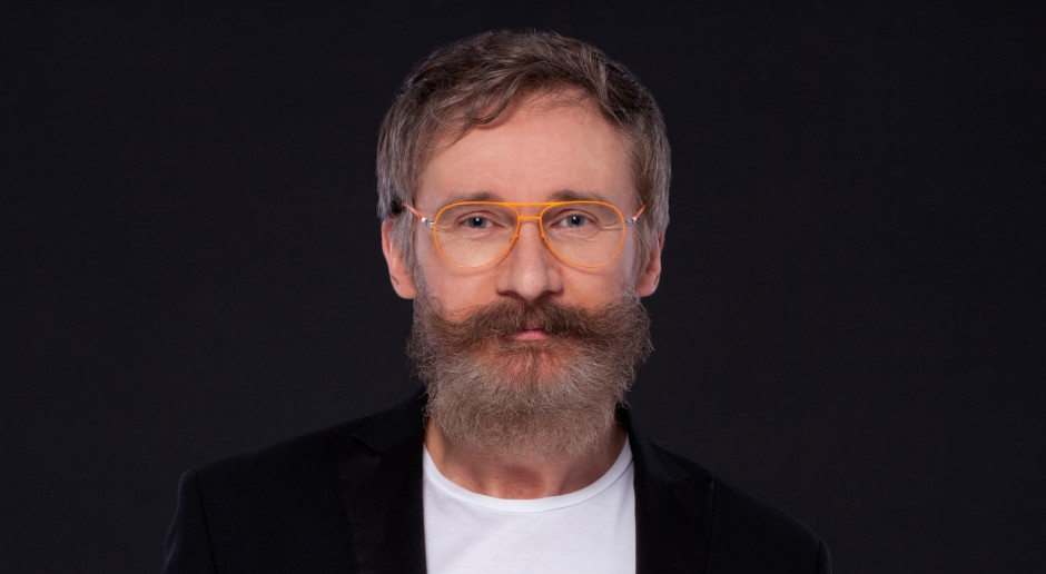 CONVERSA PRÁTICA: Sergiusz Osmański: "As mulheres de negócios polacas antes queriam parecer-se com Pamela Anderson, hoje constroem conscientemente a sua imagem."