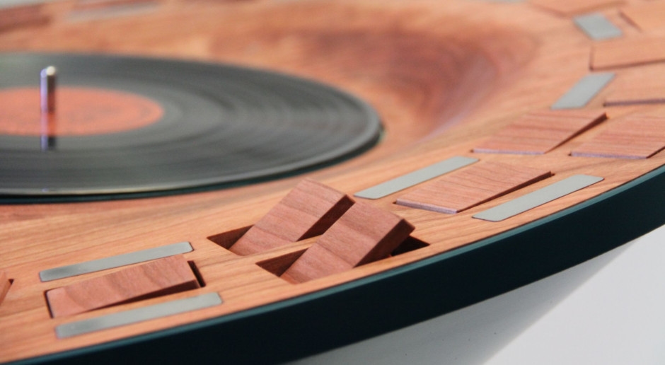 Dit is niet zomaar een platenspeler. Het is een bewegend beeldhouwwerk dat de muziek 'voelt'.