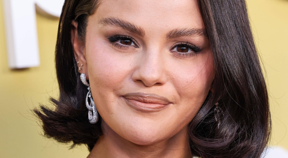 Selena Gomez już wie, jakie paznokcie są hitem jesieni 2025. &quot;Chromowa żelka&quot; lśni jak zorza