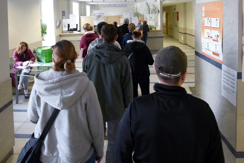 A 500 PLN daily fine for late filing. Offices are overwhelmed with applications.