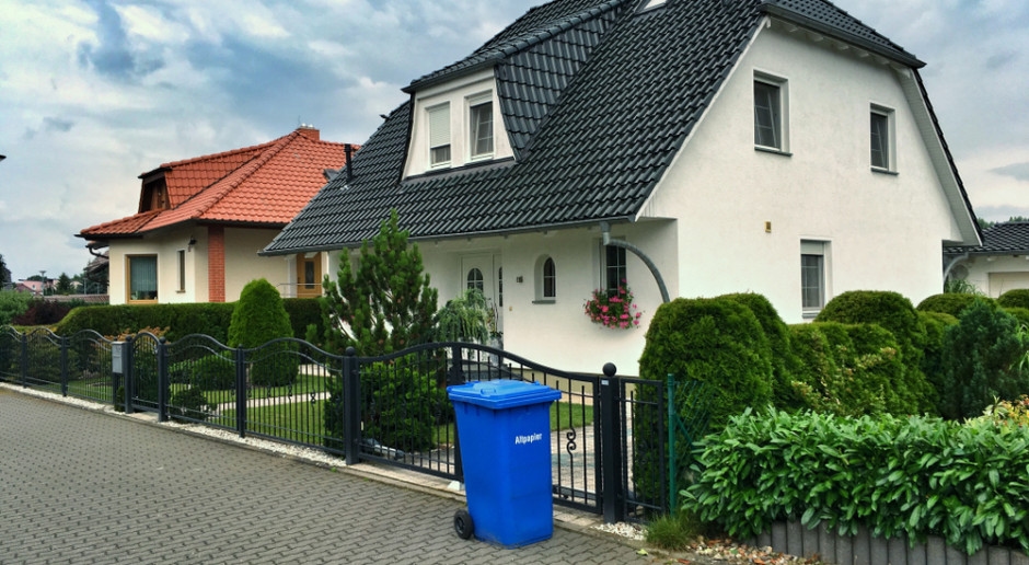 Een sticker op een huis betekent problemen. De eigenaar betaalt een hogere boete.