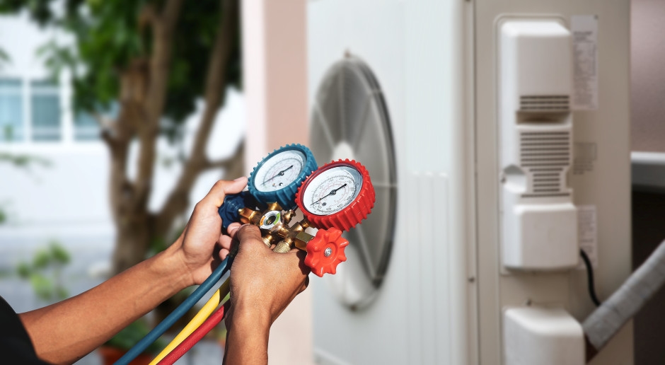 Hij verving de verwarming door een warmtepomp en zonnepanelen. Tegenwoordig is het bijna een ruïne.