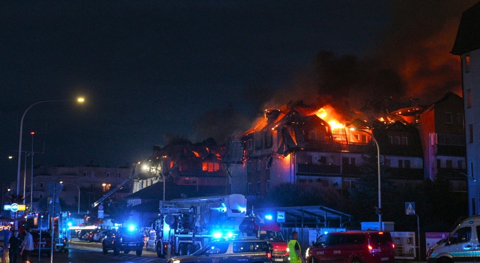 Un gran incendio en Ząbki. Dos bloques de apartamentos están ardiendo. Se está llamando a los bomberos de los condados vecinos.