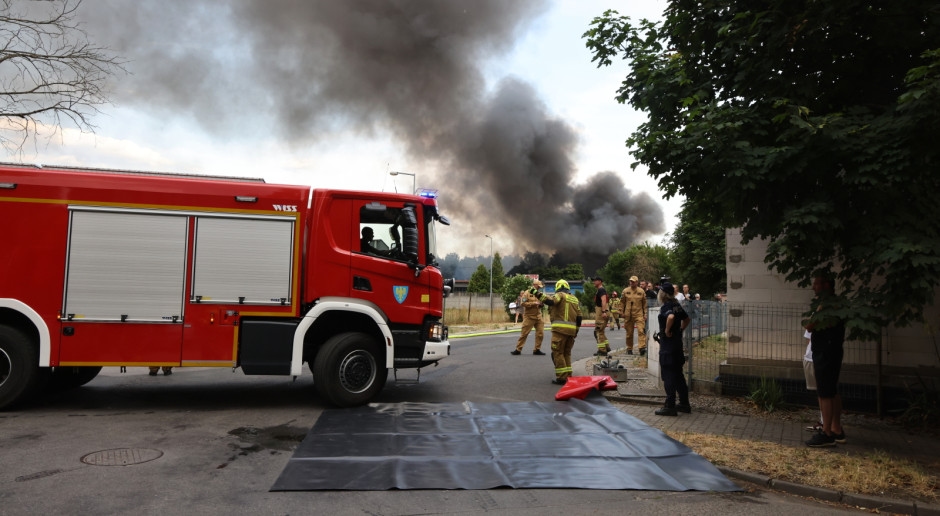 Incendio en un almacén en Kędzierzyn-Koźle. Continúa la lucha por los edificios colindantes. RCB advierte.